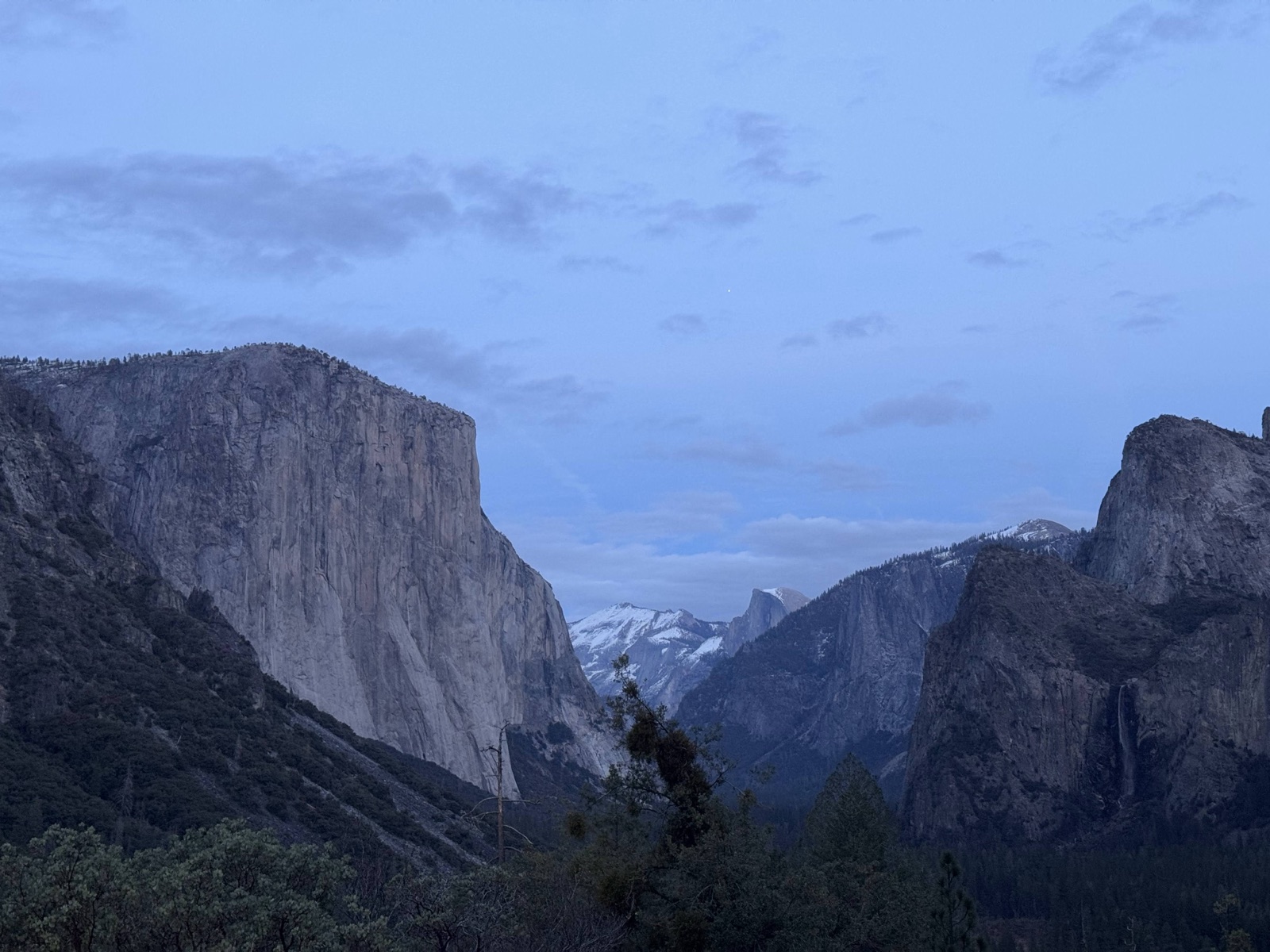 Yosemite Valley in daylight from Tunnel View, El Capitan on the left